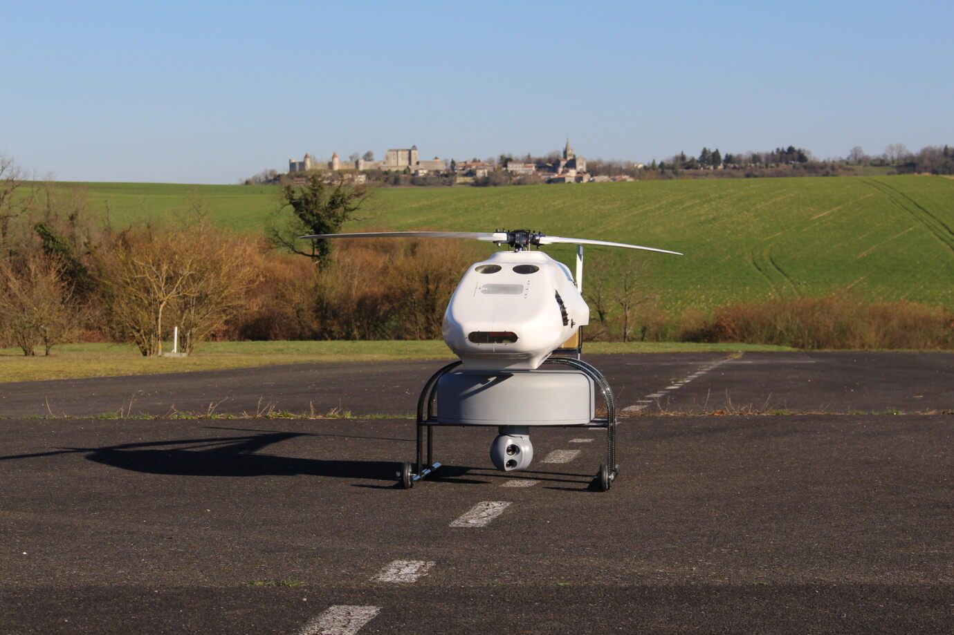 Image représentant le drone Dragon poser sur une piste d'atterrissage